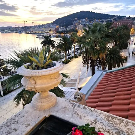 Riva Luxury سبليت