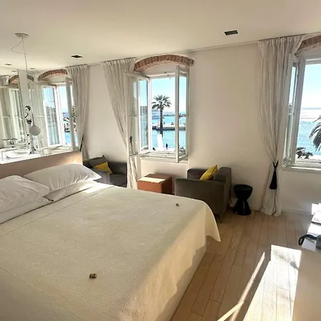 Riva Luxury شقة *