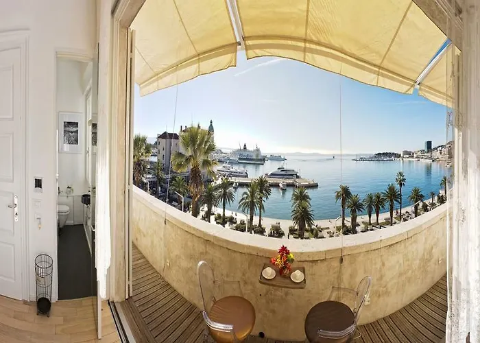 Riva Luxury דירה