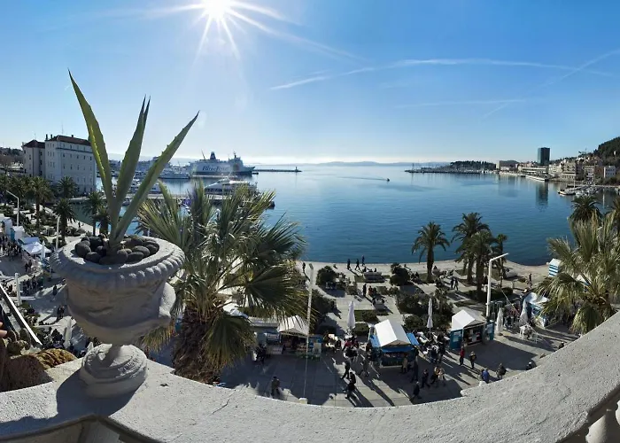 Riva Luxury דירה